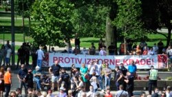 Protesta para ndërtesës së Kuvendit të Serbisë.