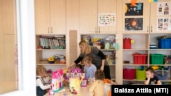 Óvodásokat almával kínál az óvónő Nyíregyházán 2021. március 10-én. (Illusztráció)