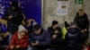 Njerëzit duke u strehuar në stacionin e metros gjatë sirenave për sulme ajrore ruse në Kiev, Ukrainë, 8 janar 2024.
