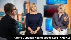 Novinar Oleksandr Lasčenko intervjuiše Oksanu Romanjuk, direktoricu Instituta za masovne informacije (lijevo) i medijsku pravnicu Ljudmilu Pankratovu u Kijevu 2018.