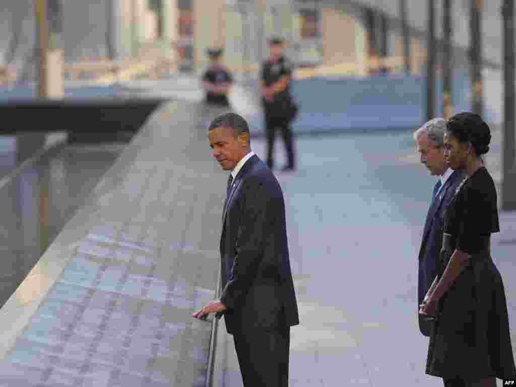 Američki predsednik Barak Obama sa suprugom Mi&scaron;el i nekada&scaron;njim predsednikom SAD Džoržem Bu&scaron;em
