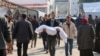 Палестинец носи тело на лице убиено во израелски напад, Град Газа, 13 јануари 2025 година.