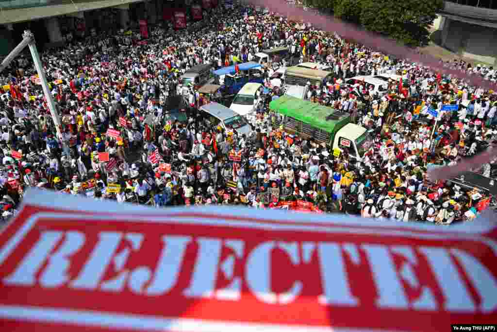 Demonstranti učestvuju u demonstracijama protiv vojnog puča u Jangonu, 22. februar. (Foto Ye Aung THU / AFP)