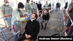 La un centru testare Covid-19 pentru angajații serviciilor publice - polițiști, pompieri, asistenți sociali