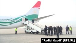 Самолет таджикской авиакомпании «Сомон Эйр» в международном аэропорту города Душанбе. 