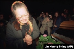 O femeie lituaniană plânge la căpătâiul unei rude ucise de trupele sovietice la Vilnius, în ianuarie 1991.