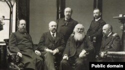 Члены Совета Императорского исторического музея. Начало 1900 годов. Слева направо сидят:А.И.Станкевич, А.В.Орешников, И.Е.Забелин, Н.С.Щербатов. Стоят: В.И.Сизов, В.Н.Щепкин. Традиции, заложенные основателями музея, живы и поныне