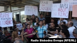 Архивска фотографија: Новинарите протестираа против продолжувањето на притворот на Томислав Кежаровски пред Основниот суд Скопје 1 на 25 јули 2013.