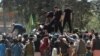 Locuitori din provinciile nordice din Afganistan unde are loc ofensiva Taliban, primesc hrană gratuită distribuită de șiiți în parcul Shahr-e Naw din Kabul, 13 august 2021