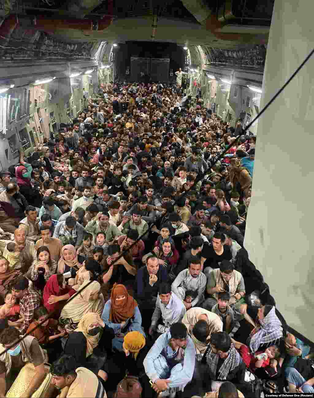 Евакуирани афганистанци на борда на транспортен самолет C-17 Globemaster III на американските военновъздушни сили, превозващ около 640 души от Кабул до Катар.