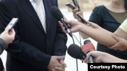 Репортери со микрофони