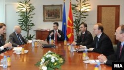 Средба на премиерот Никола Груевски со медијаторот Метју Нимиц во Скопје во февруари 2010 година.