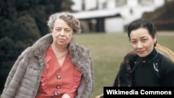 Eleanor Roosevelt în fața Casei Albe cu Soong Mei-ling, prima doamnă a Republicii China, 24 februarie 1943