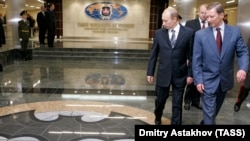Președintele Vladimir Putin și ministrul apărării Serghei Ivanov, inspectând noul sediu al GRU, Moscova, noiembrie 2006