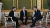 În capul mesei de la summitul de duminică au stat președintele francez Emmanuel Macron, premierul britanic Keir Starmer și președintele ucrainean Volodimir Zelenski. Președintele interimar al României, Ilie Bolojan, a stat la stânga liderului ucrainean.