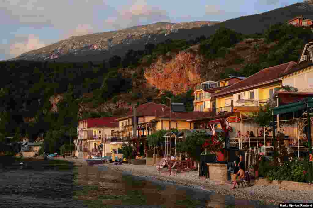 Restorante dhe bujtina, të ndërtuara në brigjet e liqenit, në fshatin maqedonas të Tërpejcës. Në të njëjtën mbledhje të 2019-s, UNESCO-ja mori një &quot;projektvendim&quot;, duke rekomanduar që liqeni të vendoset në listën e trashëgimisë së rrezikuar botërore.