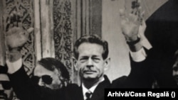 Regele Mihai și familia sa au aterizat la Suceava în Sâmbăta Mare, la 25 aprilie 1992, la invitația Arhiepiscopului Pimen al Sucevei și Rădăuților. Au petrecut la Putna noaptea de Înviere.