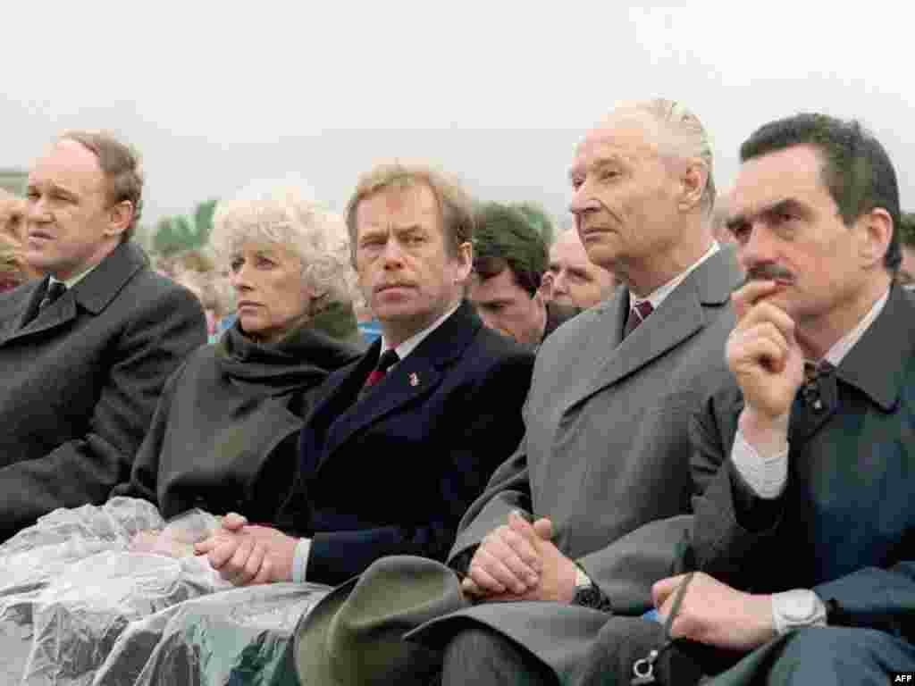 Vaclav Havel &icirc;mpreună cu prima sa soţie Olga şi cu iniţiatorul Primăverii de la Praga Alexander Dubcek, ascult&acirc;nd discursul Papei Ioan Paul al Doilea &icirc;n timpul vizitei sale &icirc;n Cechoslovacia.