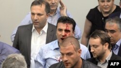 Kryeministri aktual i Maqedonisë, Zoran Zaev ishte lënduar pasi protestuesit u futën brenda sallës së Kuvendit. 27 prill, 2017.