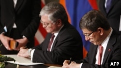 Ministri i Jashtëm i Armenisë, Eduard Nalbandian, dhe homologu i tij turk, Ahmet Davutoglu, gjatë nënshkrimit të marrëveshjes, 10 tetor 2009.