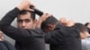 Мигранты, задержанные сотрудниками полиции во время рейда по проверке документов на рынке "Теплый стан"