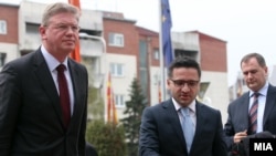 Архивска фотографија: Еврокомесарот за проширување Штефан Филе и вицепремиерот Фатмир Бесими.