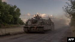 Ukrajina je prvu ofnazivu u Kurskoj oblasti pokrenula u avgustu. Na fotografiji ukrajinsko oklopno vozilo blizu granice s Rusijom, 12. avgust 2024.