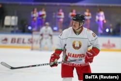 Întâiul hocheist al țării. Lukașenko pe gheață în aprilie 2020, când Belarus nu a introdus restricții la competițiile sportive, deși în lume începuse pandemia.