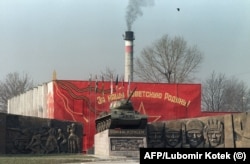 Një monument sovjetik në Milovice në shkurt të vitit 1990.