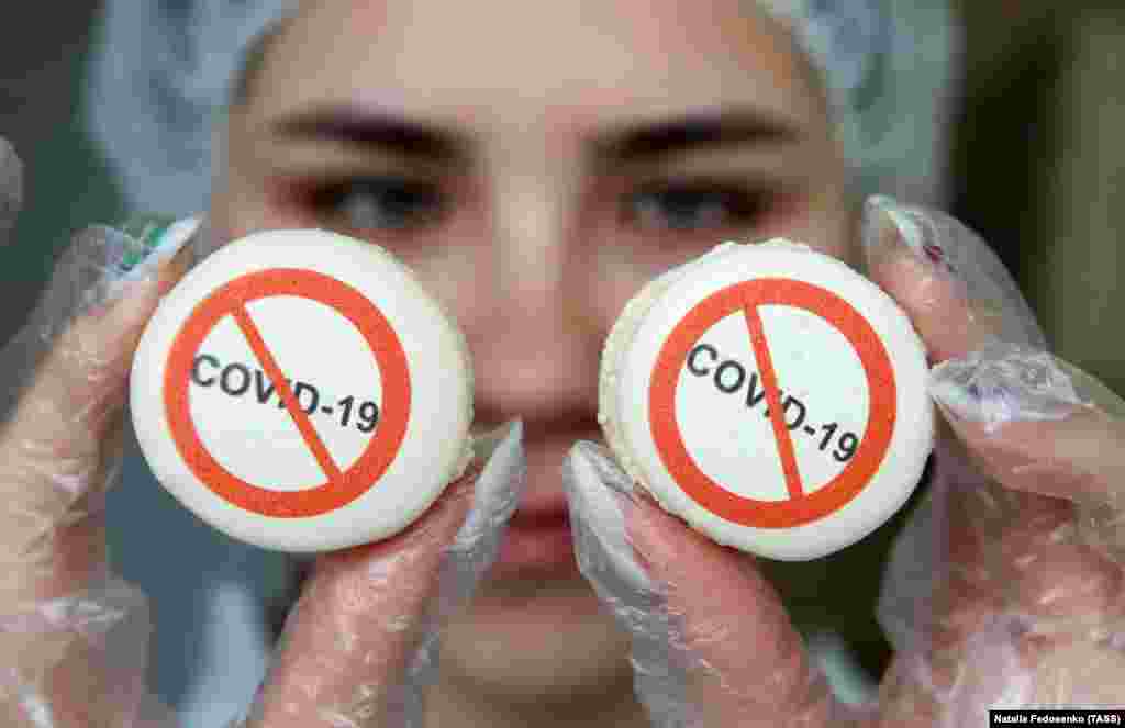 Macarons cu semnul &bdquo;stop COVID-19&rdquo; produse la cofetăria Bon Genie din Minsk, Belarus.