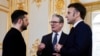 Presidenti ukrainas Volodymyr Zelensky (majtas), presidenti francez Emmanuel Macron (djathtas) dhe kryeministri britanik Keir Starmer, mbajnë takim trepalësh në margjinat e një samiti për "koalicionin e të vullnetit", më 27 mars, në Paris.
