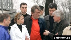 Юлия Тимошенко, Виктор Ющенко (в центре), Петр Порошенко, 2005