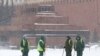 Разгребать снег приходится и на Красной площади.