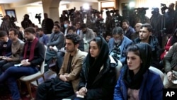 Afganistanski novinari prisustvuju konferenciji za novinare bivšeg predsjednika Hamida Karzaija u Kabulu 2022. godine.