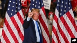 Fostul președinte Donald Trump părăsește scena la un miting de campanie sâmbătă, 11 noiembrie 2023, Claremont, N.H. (foto AP/Reba Saldanha)