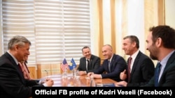 Američki ambasador Philip Kosnett (levo) sa kosovskim premijerom Ramušem Haradinajem i predsednikom Skupštine Kadrijem Veseljijem, 22. januar 2019.