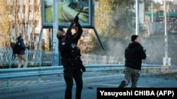 Полицай стреля по дрон камикадзе след нова атака с дрон в столицата на Украйна. Киев, 17 октомври 2022 г