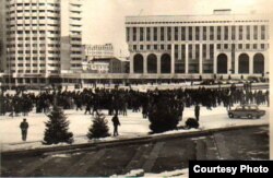 Протестующие на центральной площади столицы Казахстана 17-18 декабря 1986 года. Фото из центрального архива города Алматы.