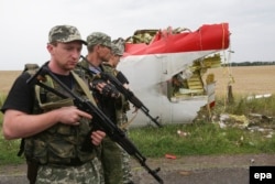 Separatiști lângă resturile avionului Boeing 777 al Malaysia Airlines MH17 in apropiere de Donețk, 18 iulie, 2014