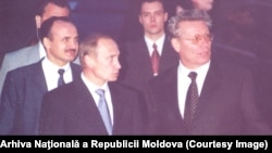Preşedintele rus Vladimir Putin la Chişinău, întampinat de preşedintele Petru Lucinschi