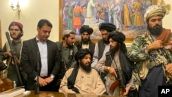 Luftëtarët talibanë në Pallatin presidencial në Kabul. Gusht, 2021.