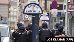 Rendőrök Bécsben egy buszmegálló előtt 2020. november 3-án, az osztrák főváros központjában elkövetett terrortámadás másnapján.