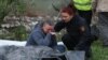 <p>O femeie jelește una dintre victimele atacului din 24 aprilie de la Kiev.<p>Atacul din timpul nopții – unul dintre cele mai mari din ultimele luni – a avut loc la doar câteva ore după ce Casa Albă a prezentat oficialilor ucraineni ceea ce echivalează cu un ultimatum privind o propunere americană de a pune capăt invaziei ruse în Ucraina, care durează de 38 de luni.</p>