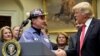 Michael Nelson szénbányász ráz kezet Trump elnökkel 2017. február 17-én egy sajtóeseményen, miután a kormány épp eltörölt egy, a természetes vizek védelméért hozott, de a szénbányászat számára hátrányos szabályozást. 