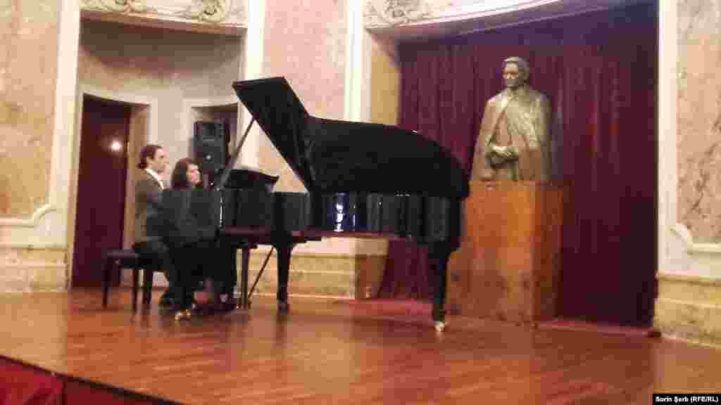 La expoziţia găzduită de Muzeul Național „George Enescu”