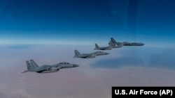 Aeroplanë luftarakë amerikanë.