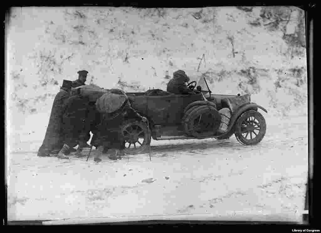 Noiembrie 1919. O maşină a Crucii Roşii mergea de la Bucureşti prin Bulgaria la Pirot, Serbia. Era atât de frig că motorul s-a oprit