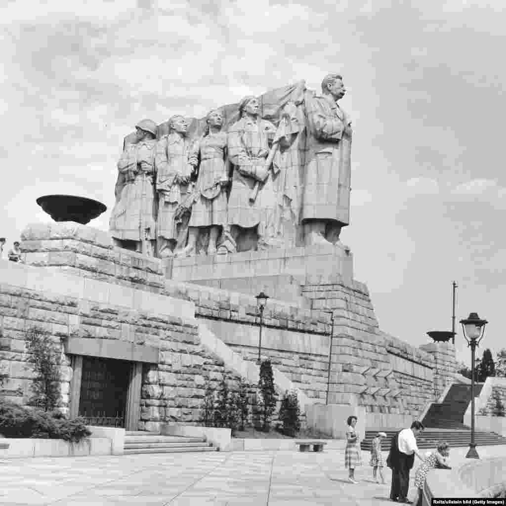 Monumenti i Stalinit në verë të vitit 1960. Ai qëndroi aty nga viti 1955 deri më 1962,&nbsp;kur u shkatërrua në mes të përpjekjeve për &quot;destalinizimin&quot; e Bashkimit Sovjetik.
