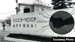 Слика на Дана Кундрова од книгата Заминувањето на Советите