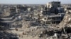 Palestinci prolaze pored ruševina kuća i zgrada uništenih tokom rata, u Rafi u južnom Pojasu Gaze, 20. januara. 